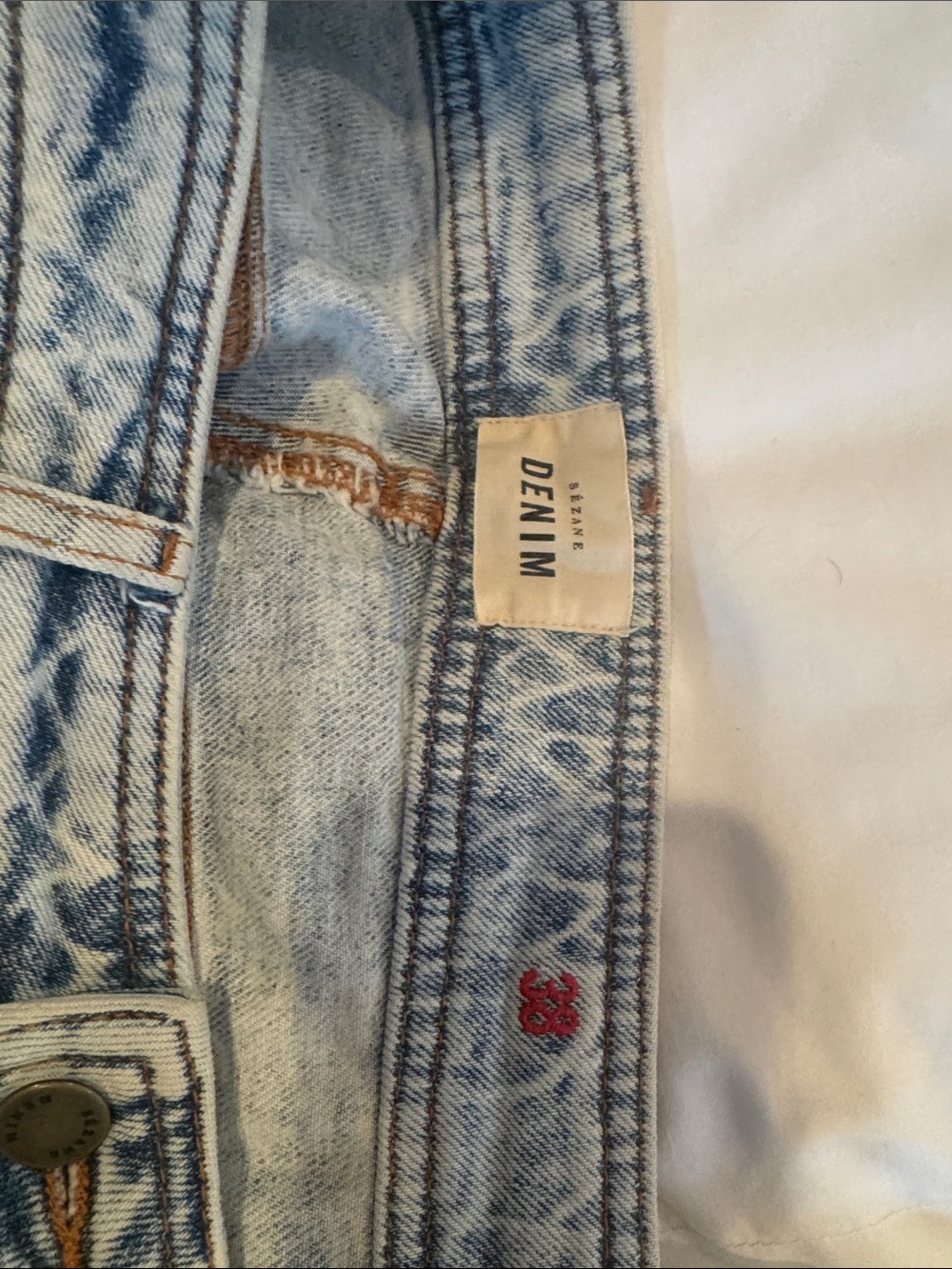 Sezane Le Crop Size 38/6 acid wash EUC - Picture 5 of 10